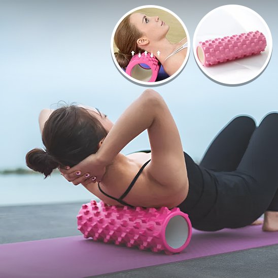 Femme en position allongée utilisant un rouleau de massage rose pour réduire les courbatures et améliorer la récupération musculaire.