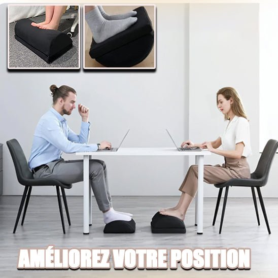 Deux personnes travaillant avec un repose-pieds ergonomique sous la table pour soulager les jambes