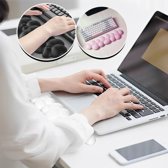 Personne tapant sur un clavier avec un repose-poignet noir en forme de nuage, et un insert circulaire montrant un modèle blanc sur ordinateur portable.
