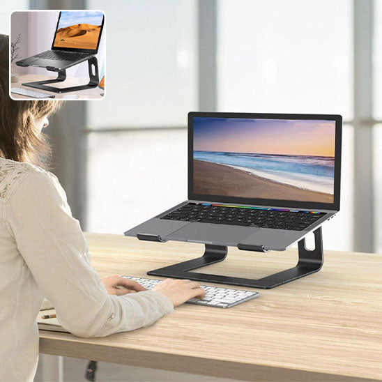Femme installée à un bureau avec un ordinateur sur support surélevé – soulagement des tensions cervicales et amélioration de la concentration