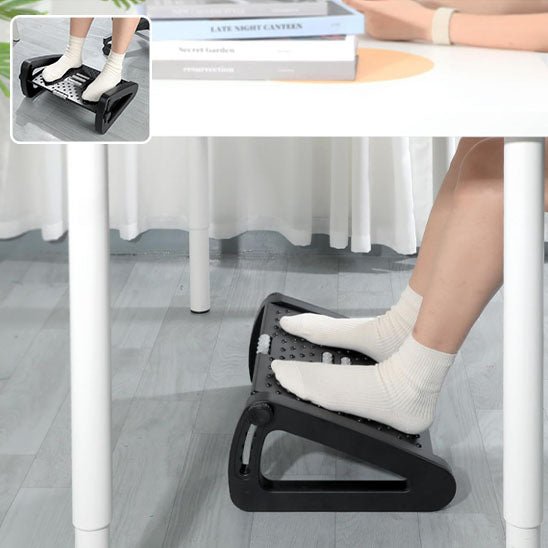 Personne détendue pieds sur le repose-pied ergonomique placé dans un salon illustrant son utilisation familiale