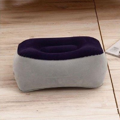 Coussin repose-pieds ergonomique bicolore gris et bleu marine, idéal pour le travail à domicile.