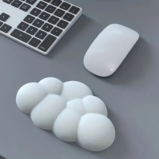 repose-poignet ergonomique en forme de nuage blanc sur bureau avec clavier noir et souris blanche – accessoire design pour soulager la douleur au poignet