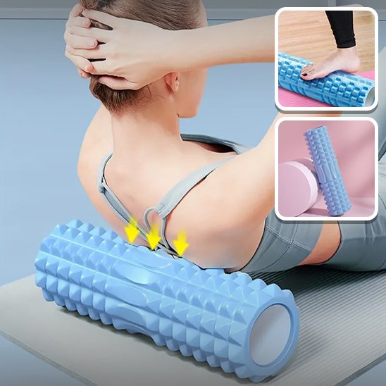 Femme en tenue de sport utilisant un rouleau de massage bleu sous le dos, idéal pour améliorer la circulation et diminuer les douleurs musculaires.