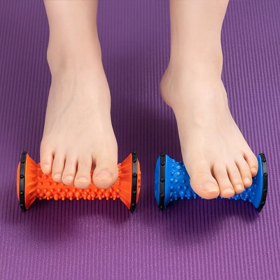 Deux rouleaux de massage, orange et bleu, utilisés simultanément sous les pieds pour un massage complet et efficace.