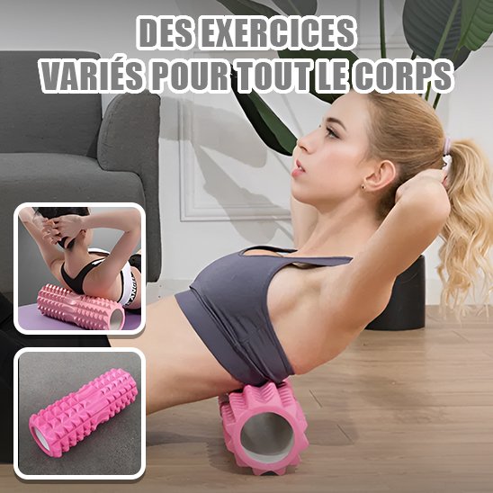 Femme réalisant un auto-massage complet avec un rouleau de massage rose, parfait pour le dos, les abdos et les jambes.