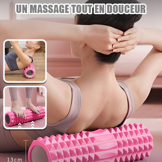 Femme massant son dos avec un rouleau de massage rose à picots pour soulager les tensions et détendre les muscles après le sport.
