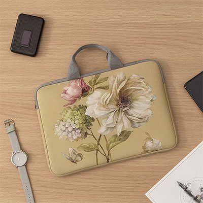 Sacoche pour ordinateur portable femme avec motif fleuri vintage, sur un bureau de travail minimaliste.