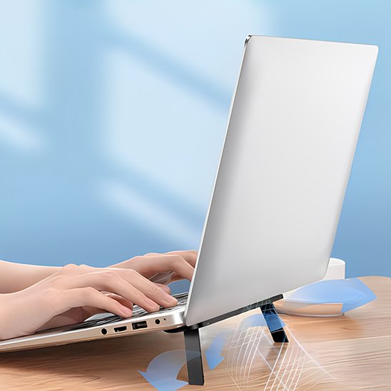 Utilisateur travaillant sur ordinateur avec support pliable ergonomique noir
