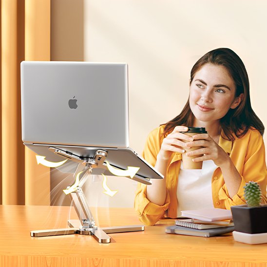 Femme utilisant un ordinateur portable sur un support ergonomique en aluminium avec ventilation, améliorant la posture et réduisant les douleurs cervicales.