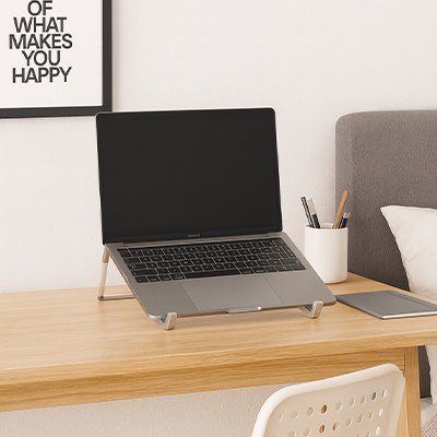 Support ordinateur portable dans un bureau design pour améliorer le confort de travail