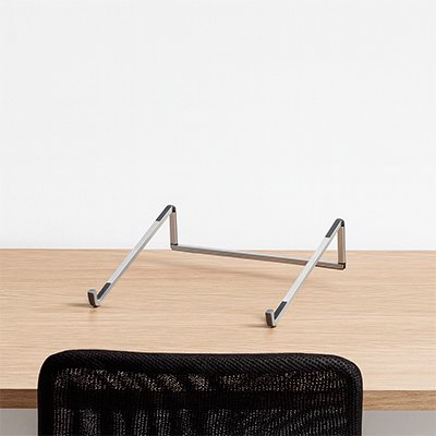 Support ordinateur portable en aluminium pliable posé sur un bureau