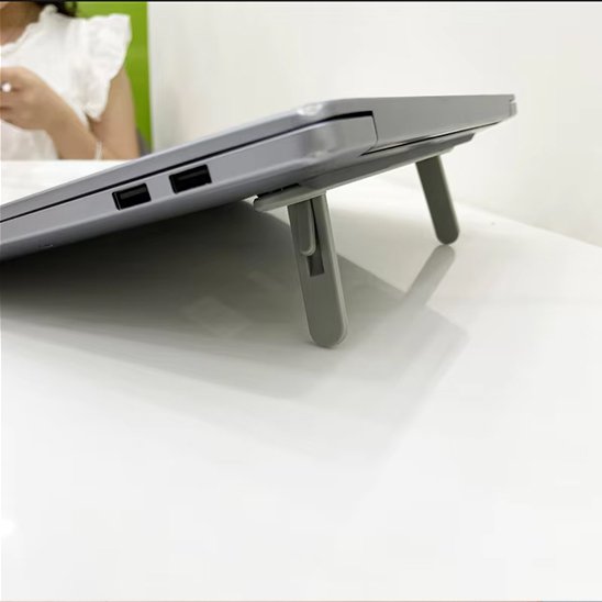 Support ordinateur portable pliable fixé sous un ordinateur en position inclinée