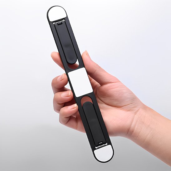 Support ergonomique noir plié dans une main, format compact