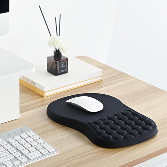 Tapis de souris ergonomique noir avec repose-poignet alvéolé en gel, accessoire design pour un bureau minimaliste et fonctionnel.