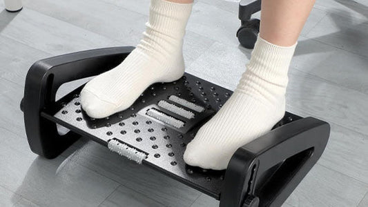 Pieds posés sur un repose-pieds de bureau ergonomique à surface texturée