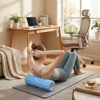 Femme utilisant un de nos rouleaux de massage pour soulager les tensions du dos en télétravail