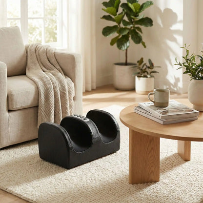 Appareil massage des pieds noir installé dans un salon lumineux et cosy, idéal pour la relaxation à domicile