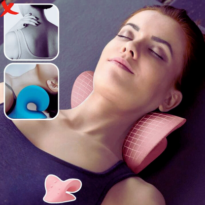 Femme allongée sur un coussin cervical ergonomique rose pour apaiser les douleurs au cou et détendre la nuque.