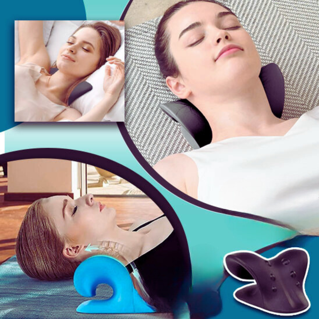 Femme allongée sur un coussin cervical ergonomique noir et bleu favorisant la détente et la bonne posture.