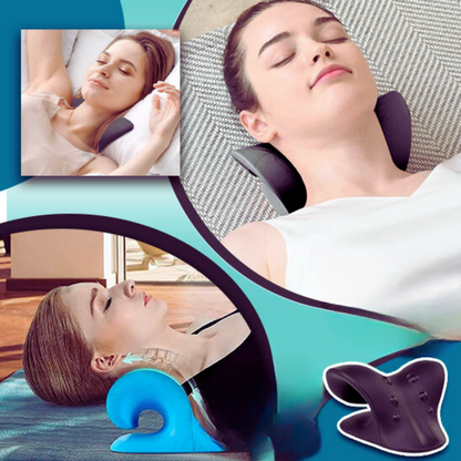 Femme allongée sur un coussin cervical ergonomique noir et bleu favorisant la détente et la bonne posture.