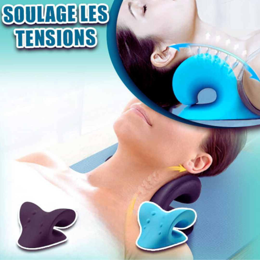 Femme allongée sur un coussin cervical ergonomique pour détendre la nuque et réduire les tensions musculaires.