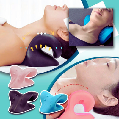 Femme utilisant un coussin cervical ergonomique pour détendre les muscles du cou et améliorer la posture cervicale.