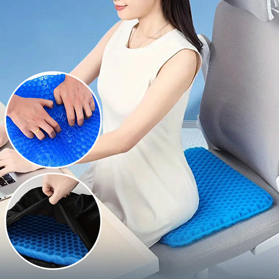 Femme utilisant un coussin en gel bleu sur sa chaise de bureau, montrant sa flexibilité et sa housse antidérapante amovible.