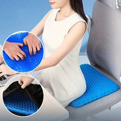 Femme utilisant un coussin en gel bleu sur sa chaise de bureau, montrant sa flexibilité et sa housse antidérapante amovible.