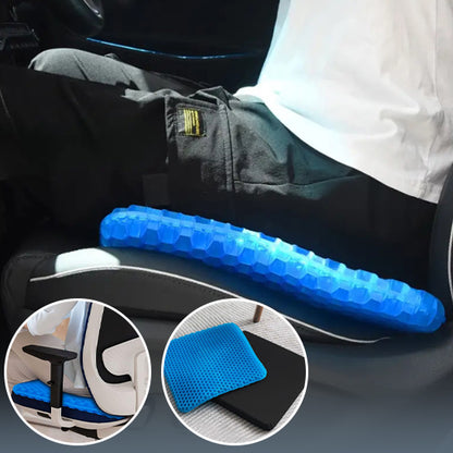 Coussin en gel bleu placé sur un siège de voiture et sur une chaise de bureau, conçu pour absorber la pression et éviter les douleurs.