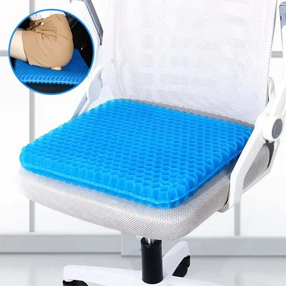 Coussin en gel bleu placé sur une chaise blanche de bureau, apportant confort, fraîcheur et maintien de la colonne vertébrale.