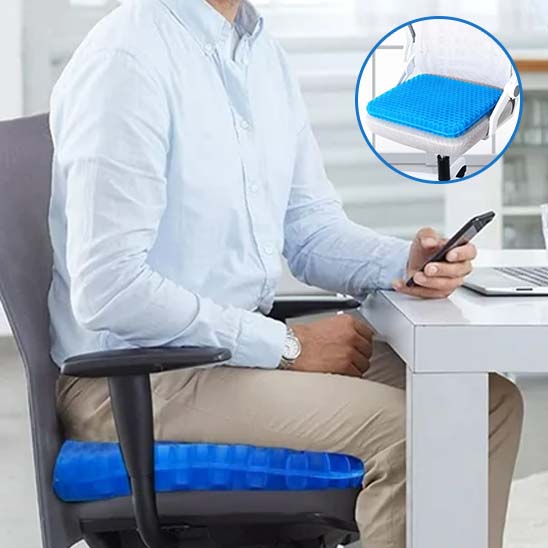 Homme assis sur un coussin de siège en gel bleu, idéal pour réduire les douleurs lombaires et améliorer la posture assise.