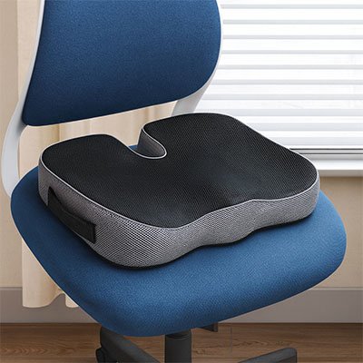 Vue latérale du coussin ergonomique noir et gris en mousse à mémoire de forme sur une chaise de bureau, idéal pour la posture et le confort.
