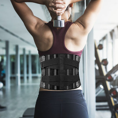 Ceinture lombaire portée par une femme pour soutenir la colonne vertébrale pendant une séance de musculation

