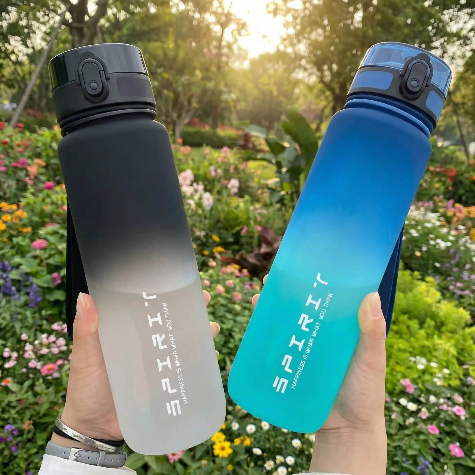 Deux gourdes de sport sans BPA effet degrade, formats 500 ml et 1L, ideales pour fitness et sorties exterieures