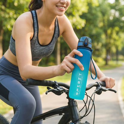 Detail du bouchon one clic d’une gourde de sport sans BPA, ouverture facile a une main et anti fuite