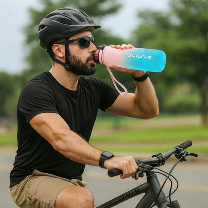 Cycliste utilisant une gourde de sport etanche avec bouchon one clic, ideale pour boire en mouvement