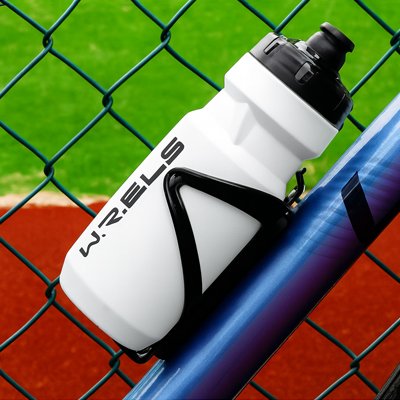 Gourde sport blanche WRELS 600 ml installée sur un porte-bidon de vélo