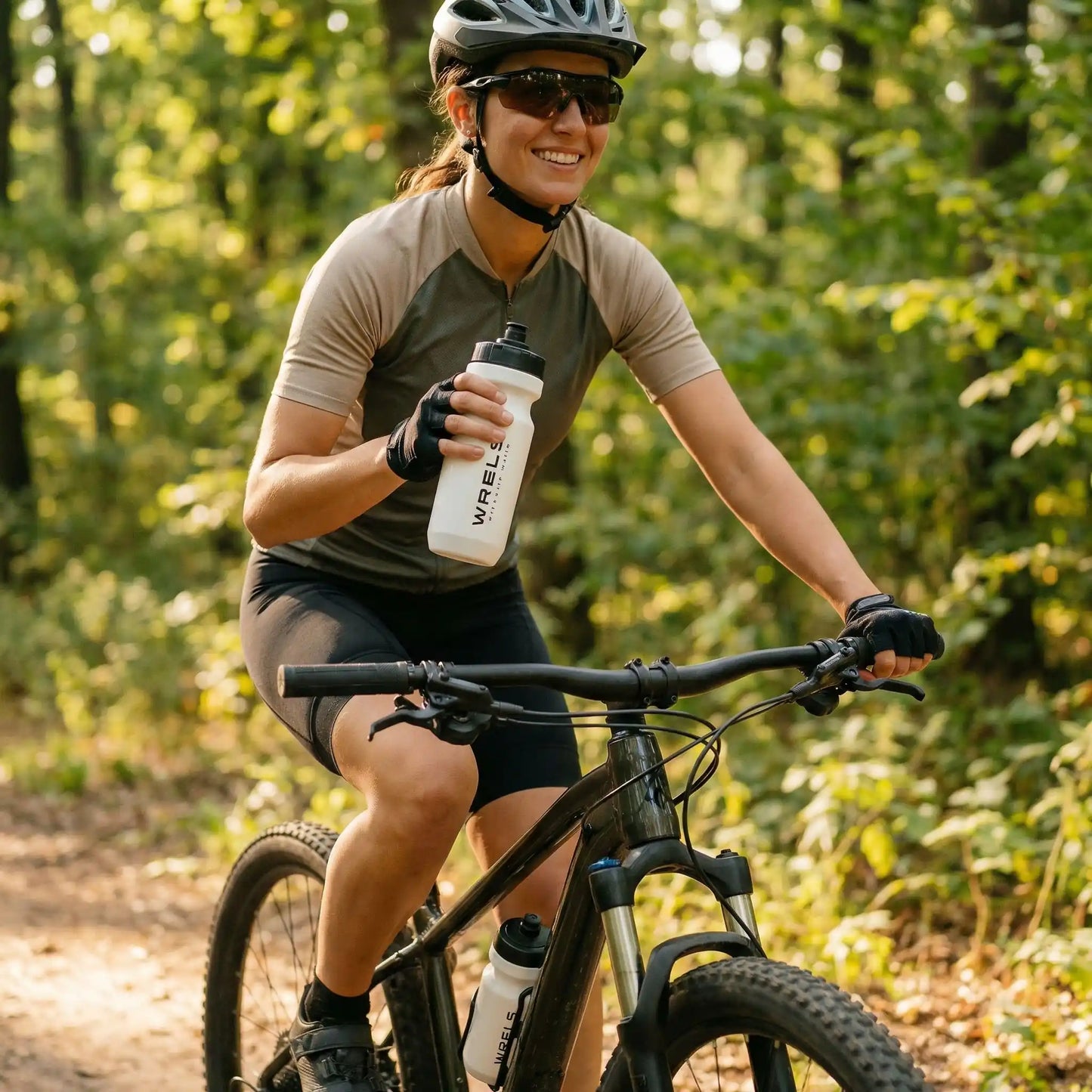 Femme sportive en pleine sortie nature buvant avec une gourde sport 600 ml WRELS blanche