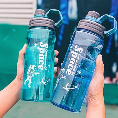 Gourde sport HydraStyle en bleu et vert disponible en 1L 2L et 3L sur fond neutre