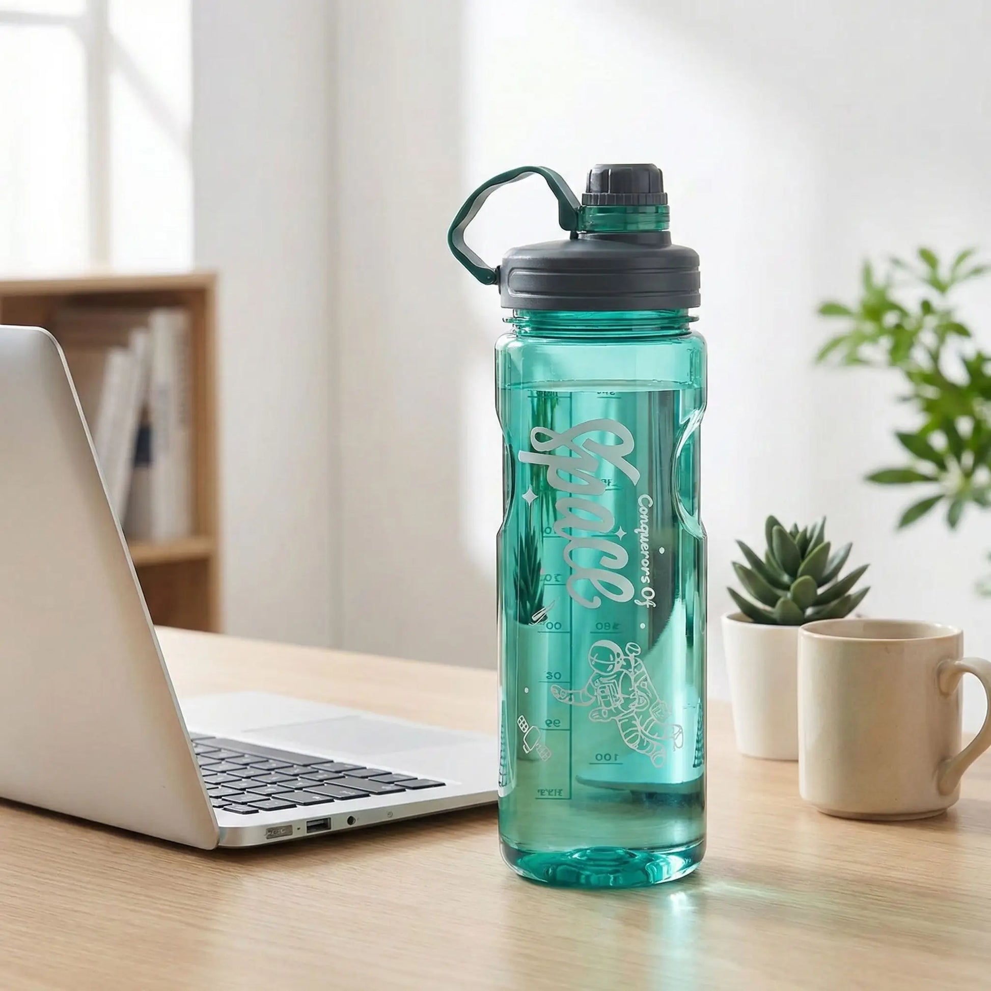 Gourde sport bleue HydraStyle posée sur un bureau lumineux en télétravail pour une hydratation quotidienne