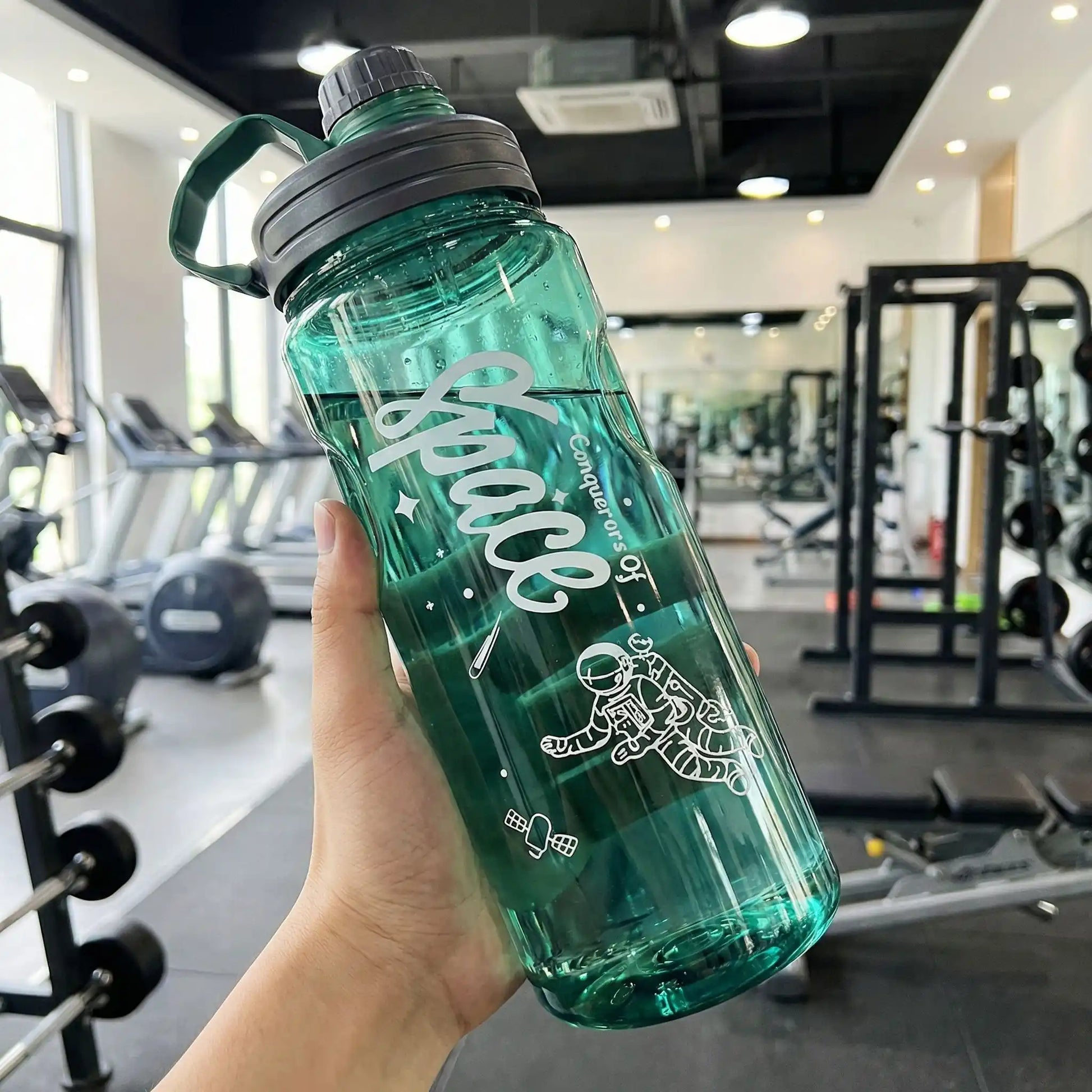 Gourde sport verte HydraStyle 3L utilisée en salle pour une hydratation optimale pendant l'effort