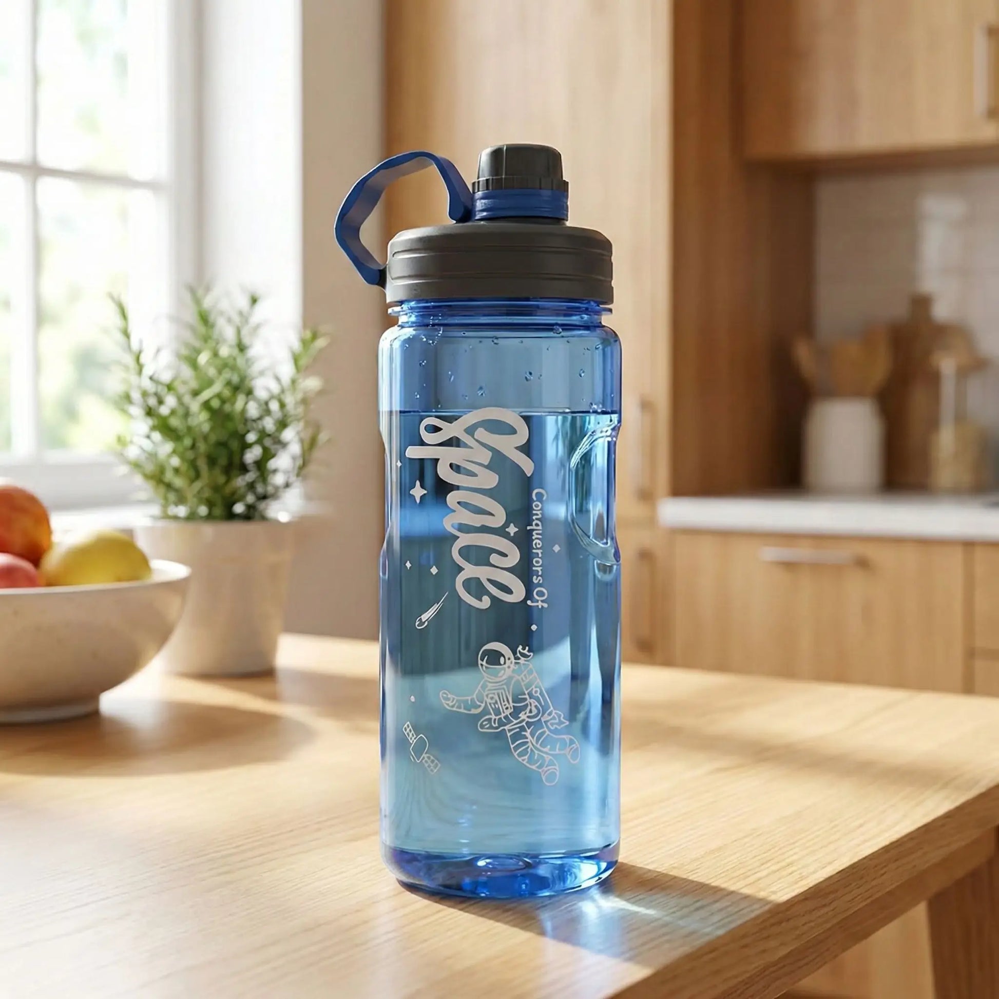 Gourde sport verte HydraStyle 2L sur table en bois dans un intérieur zen et lumineux