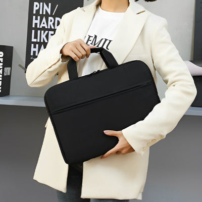 Femme tenant une sachoche  d’ordinateur noire au design professionnel et épuré.