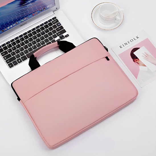 Housse d’ordinateur rose posée sur un laptop, conçue pour protéger contre les chocs et éclaboussures.