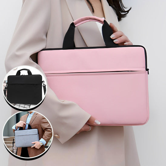 Femme portant une housse d’ordinateur rose lors d’un déplacement professionnel.