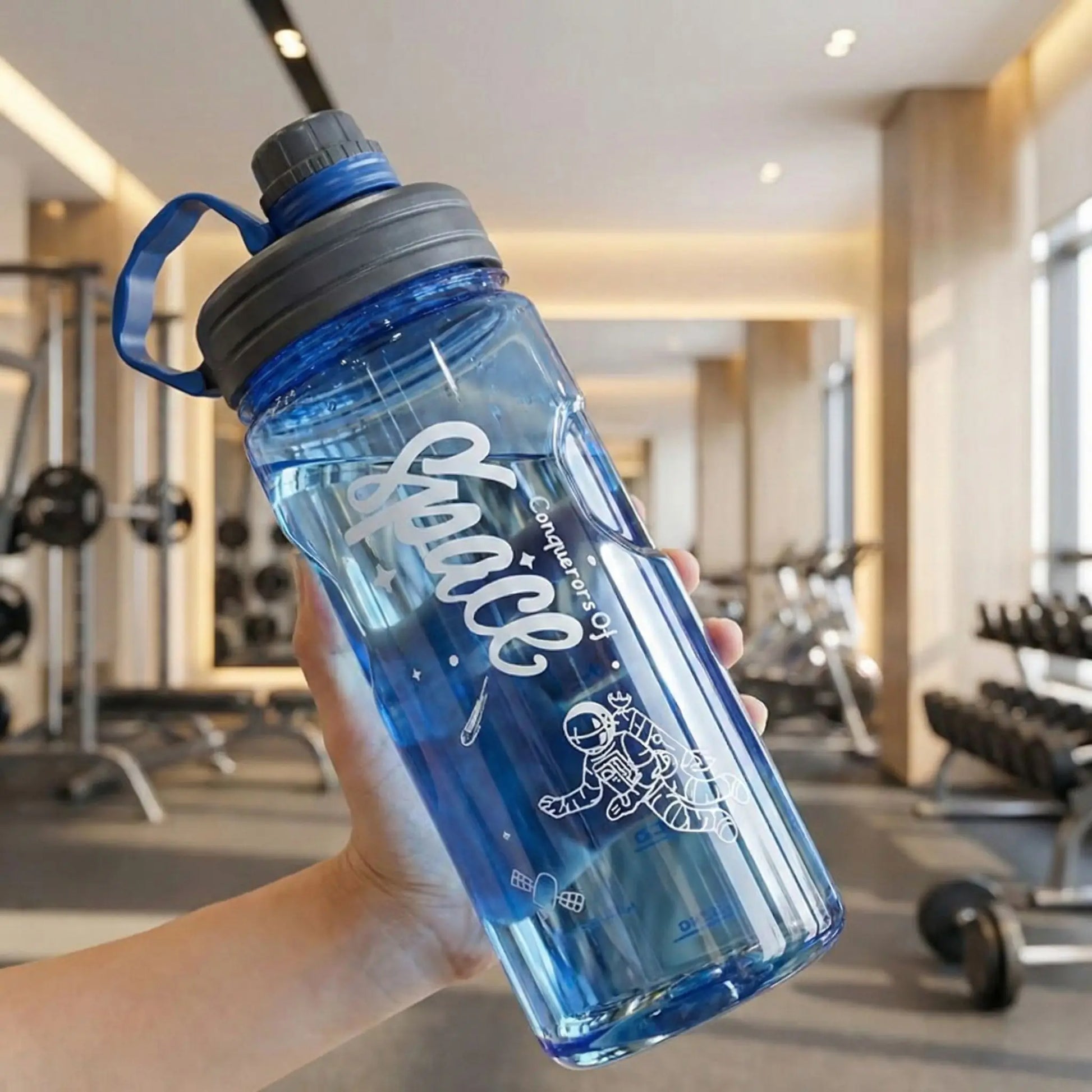 Main tenant une gourde sport bleue HydraStyle 2L pour rester hydraté pendant la journée