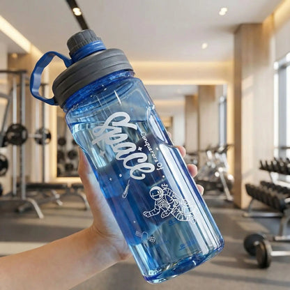 Main tenant une gourde sport bleue HydraStyle 2L pour rester hydraté pendant la journée