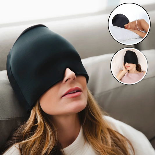Femme portant un masque anti migraine chaud froid noir HeadRelief™ pour soulager la tête et les yeux tout en se relaxant sur le canapé.