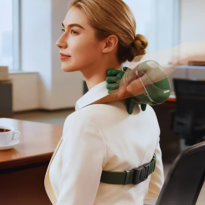 Femme de bureau utilisant le masseur cervical pendant qu'elle est assise au travail pour soulager la tension et la douleur cervicale.